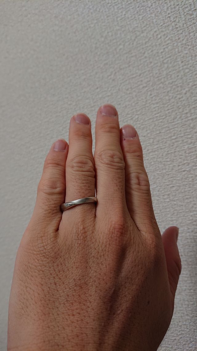 指輪を着用した写真になります。