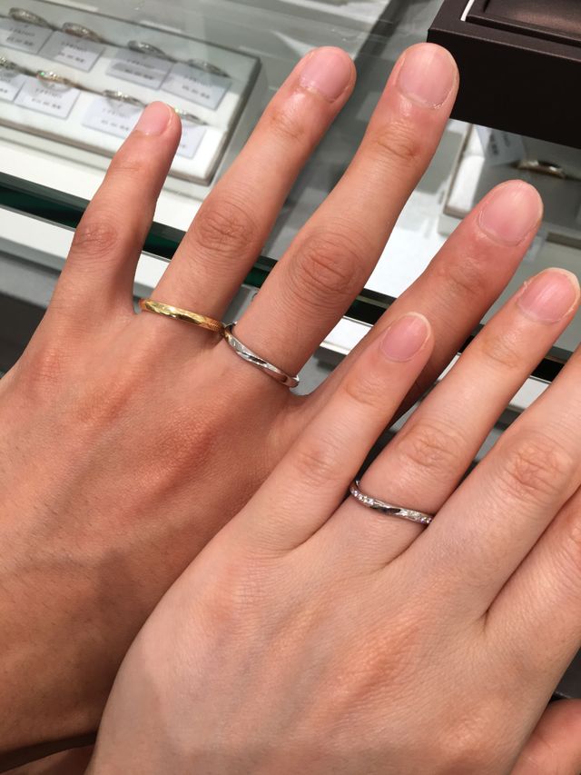 新郎はイエローゴールド検討のため色見本で着けています。