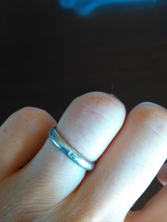 シンプルなプラチナリングです。中央にダイヤが入っています。