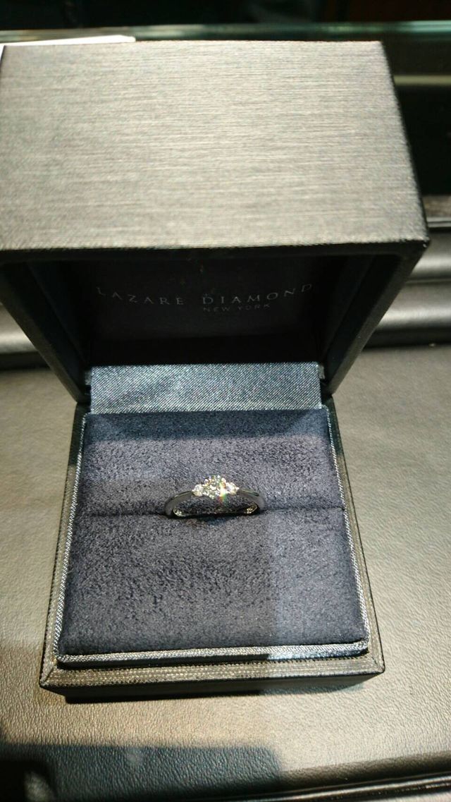 両横の小さいメレダイヤが可愛いです