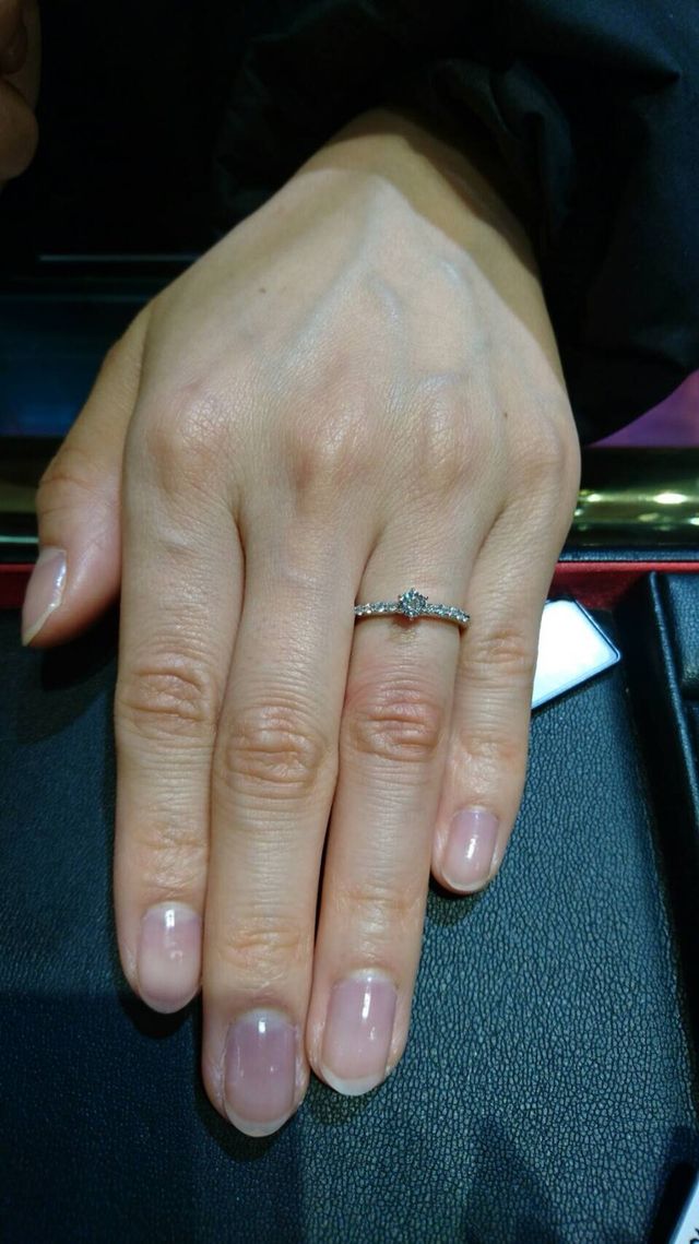 周りに小さなダイヤモンドが付いているタイプ