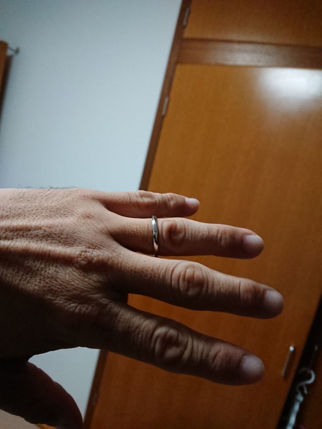 サイズがちょうどよく、シンプルで男性の指には似合います。