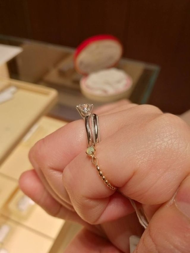 結婚指輪と婚約指輪を重ね付けして、相性を確かめました。