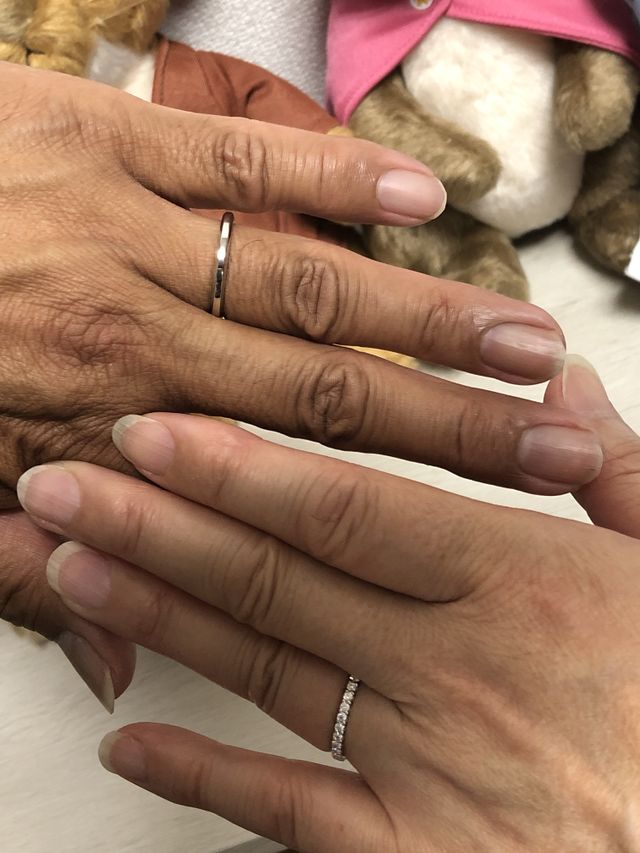 指輪をした時から、しっかり馴染んで二人とも幸せを感じます。　