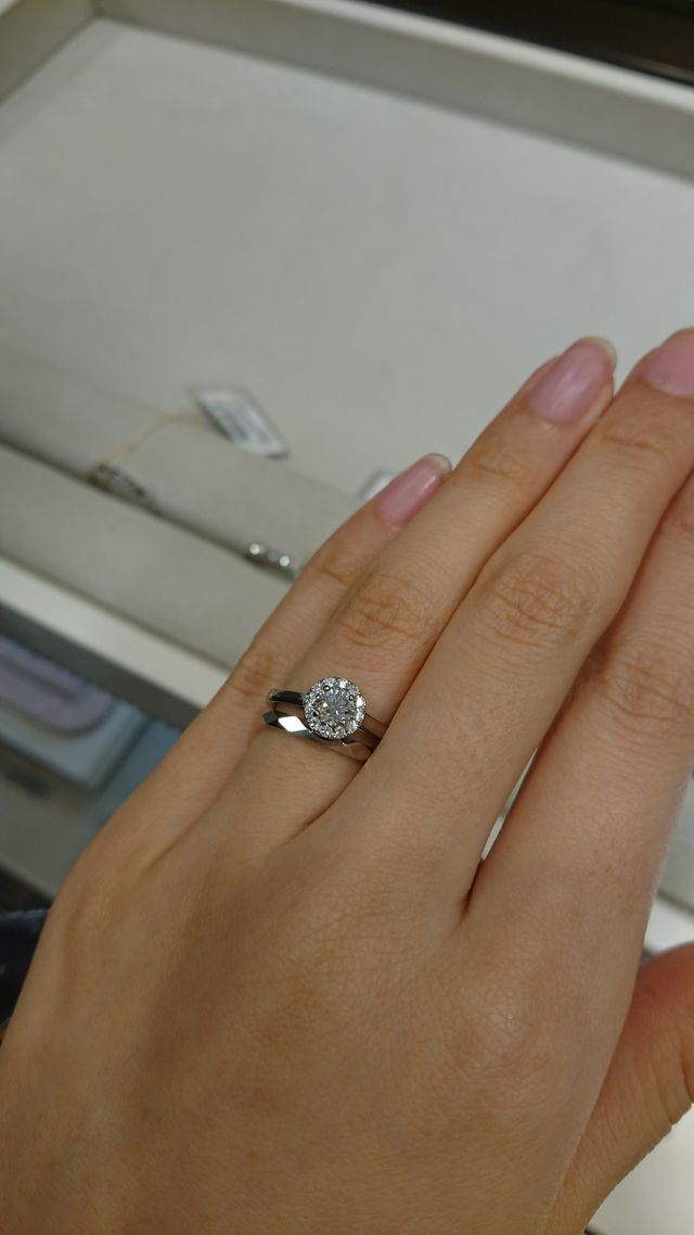 婚約指輪との重ね着けです。