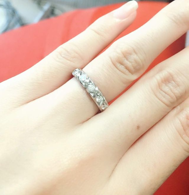 ダイヤは7石です。