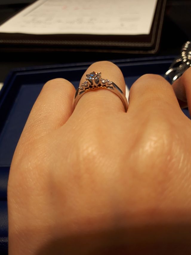 側面から見ると台座下のデザインのみゴールド