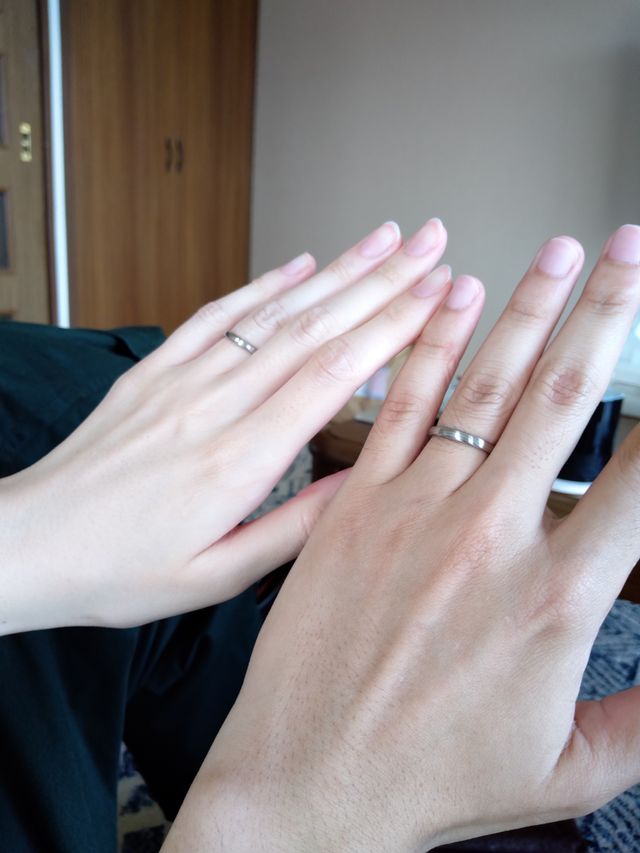 左が妻の手、右が旦那の手