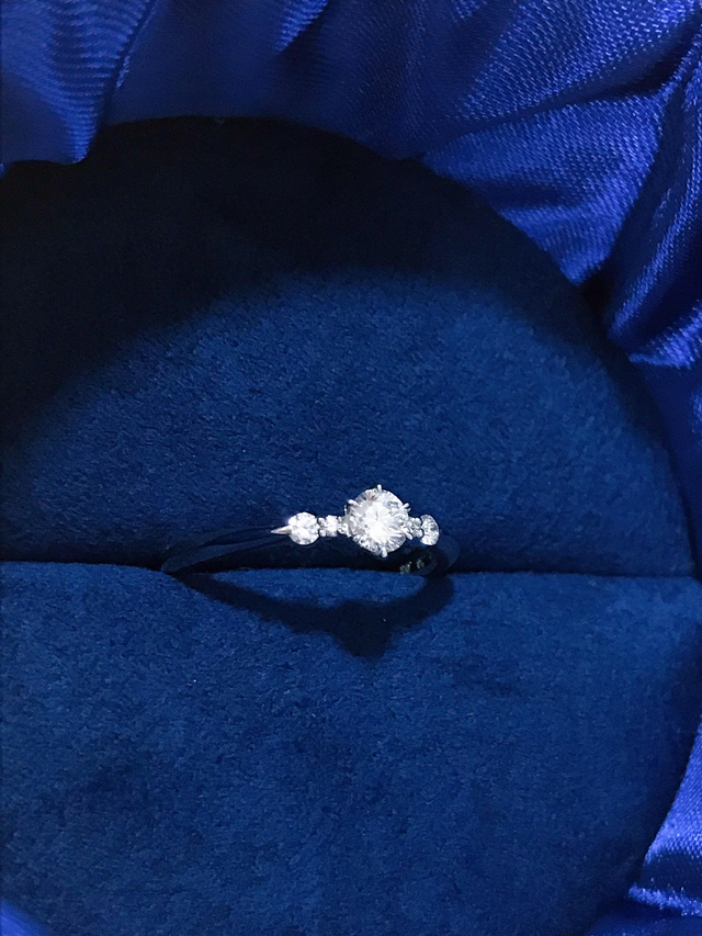 サイドのメレダイヤが真ん中のダイヤを大きく見せてくれます！