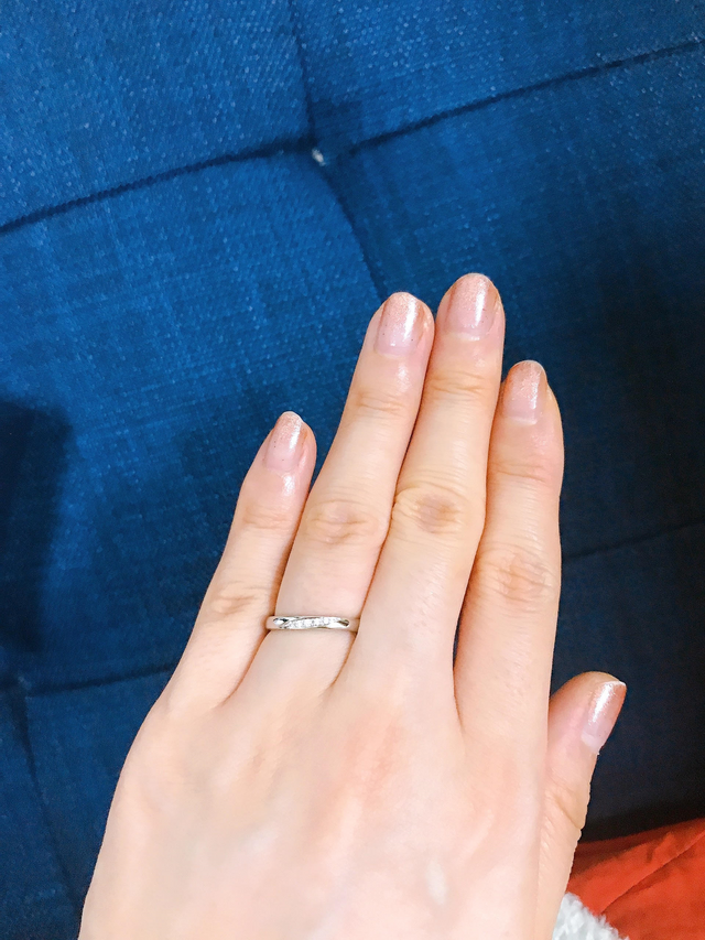 ストレートリングにななめに入ったダイヤがとてもきれいです☆