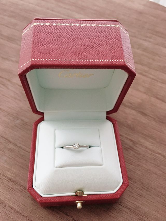 2018年に彼からいただいたカルティエの婚約指輪です