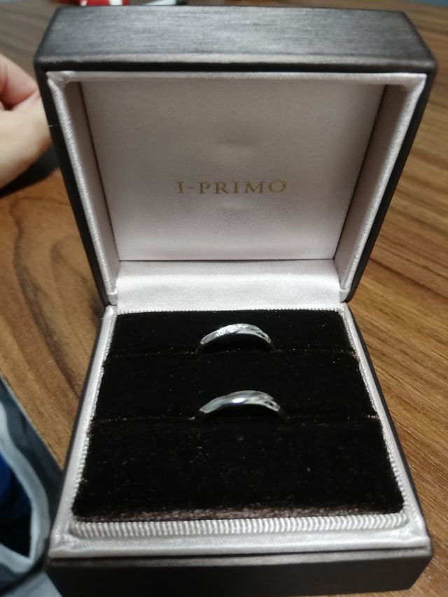 上が女性用結婚指輪、下が男性用結婚指輪です。
