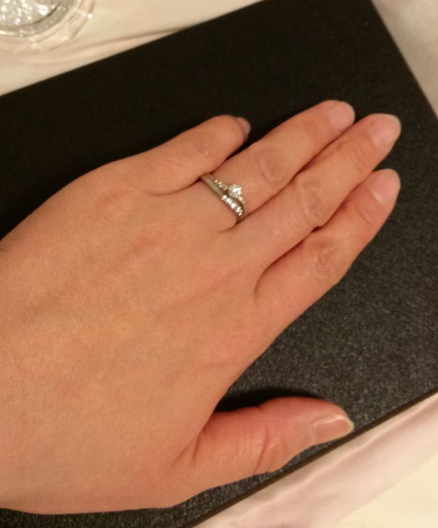 結婚指輪と婚約指輪を重ねてつけた写真です。