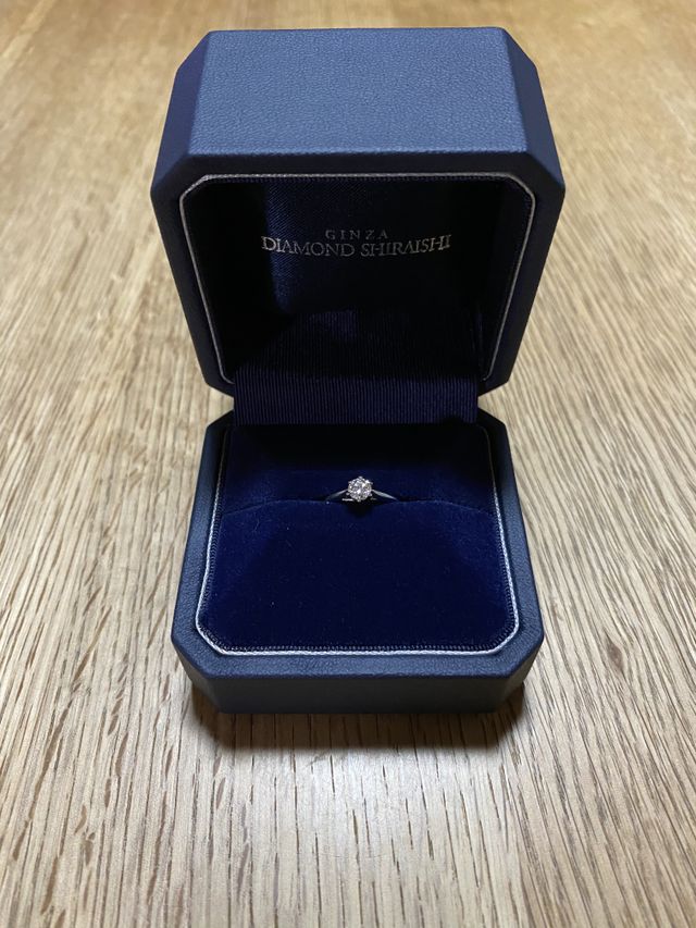 専用ケースに婚約指輪を入れてみた様子