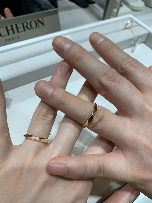 面がある角ばったデザインですが、つけ心地の良い指輪