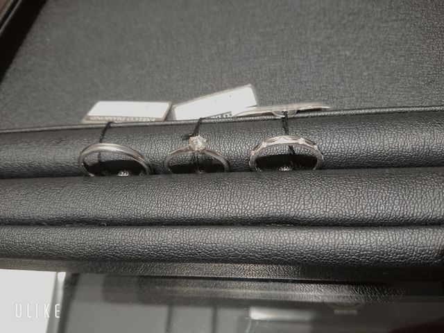 真ん中→婚約指輪