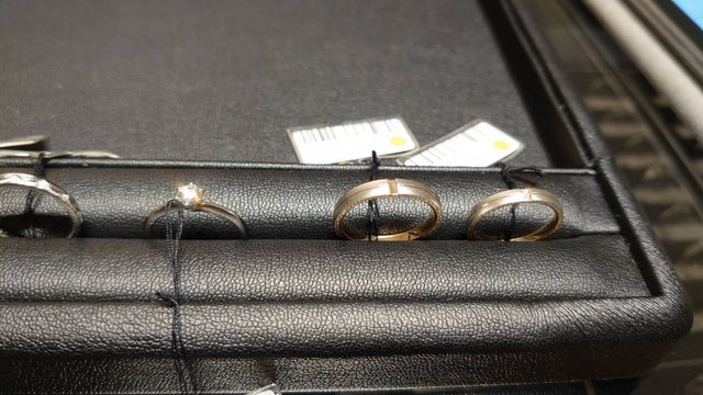 右側→女性、男性結婚指輪