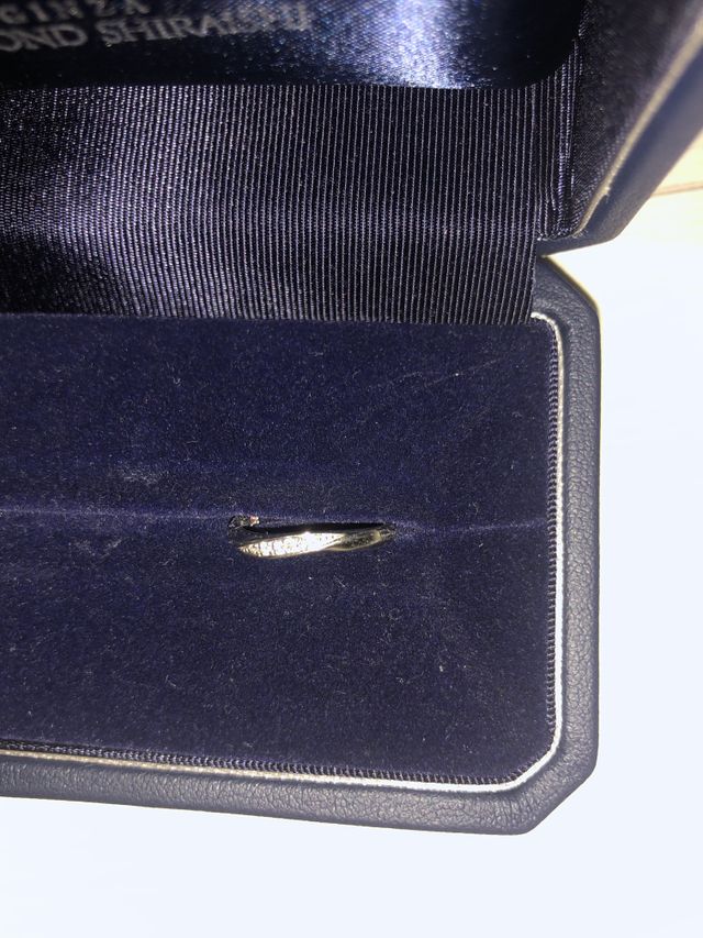 少しカーブしたデザインで、斜めにダイヤモンドが入っています。