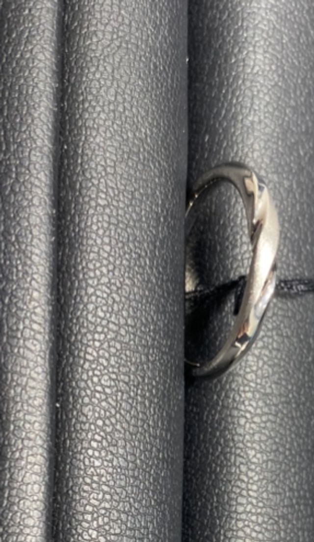 新郎の結婚指輪として試着。