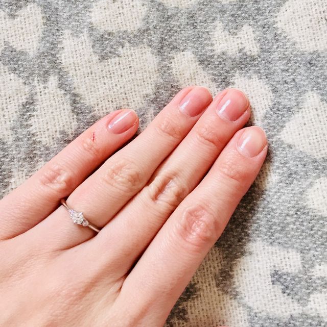 両端はピンクダイヤで、「出逢いの奇跡」という石言葉です