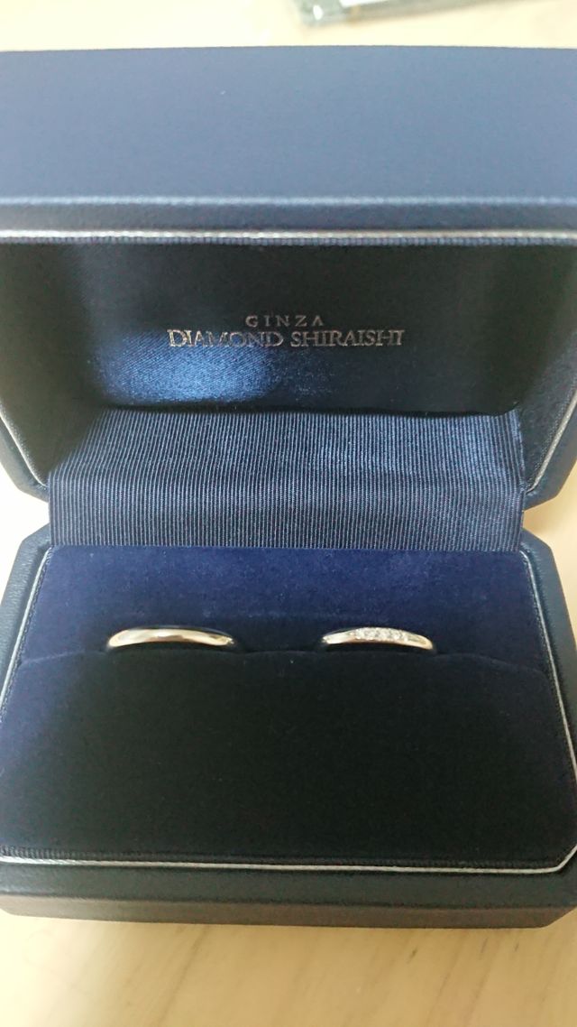 男性用のペアリングは別のシンプルなリングにしました。