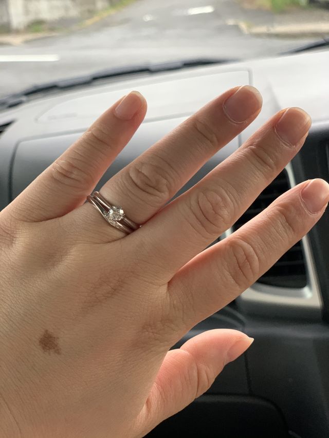婚約指輪とダブルつけをするつもりでVデザインを選びました。
