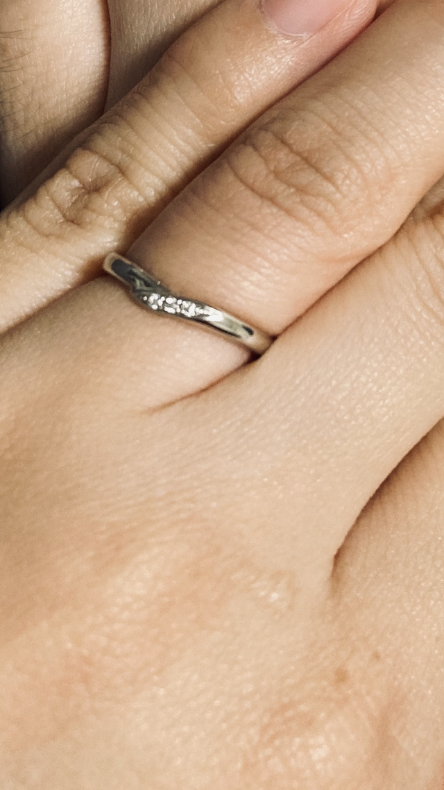 手が小さくて色か黒いのですが女性らしいデザインで素敵でした