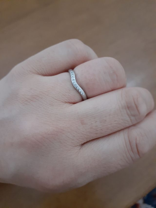 カーブに沿ってダイヤが埋め込まれています。