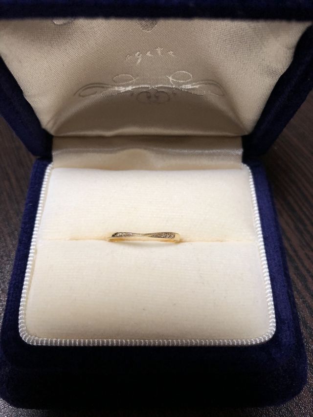真ん中でひねったようなデザインの指輪です