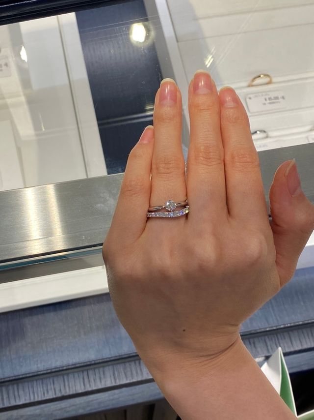 結婚指輪は中央に向かって少し太くなっているデザイン。