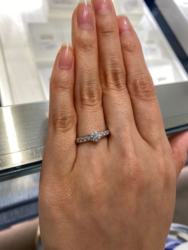 中央のダイヤの両隣に小さなダイヤが3つずつついています