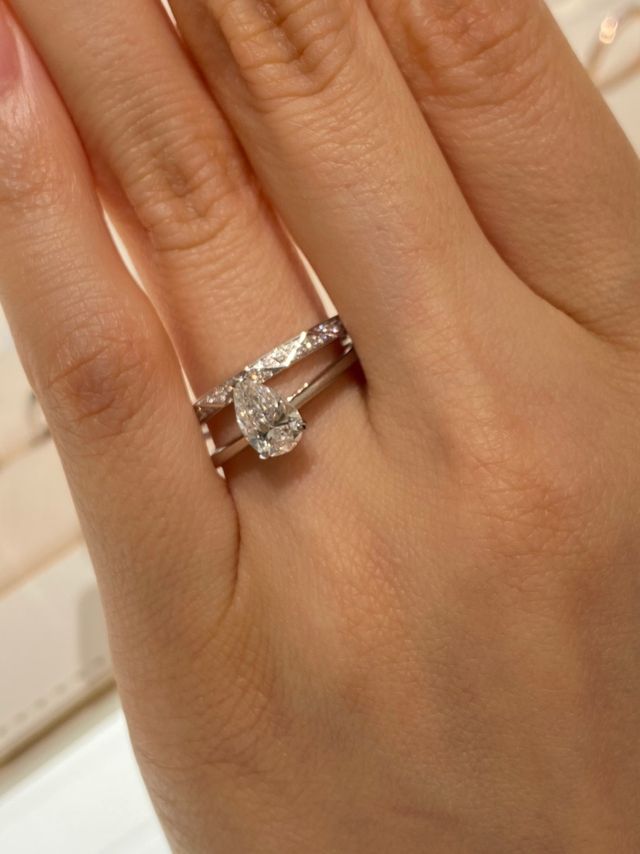 ドロップ型の婚約指輪