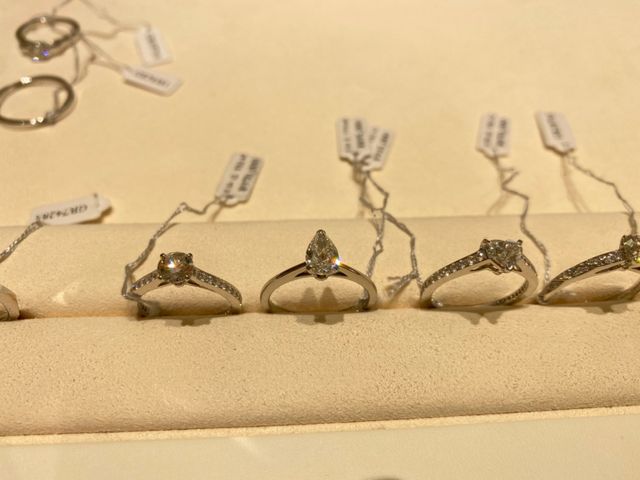 丸い形とドロップ形、ハート形の婚約指輪