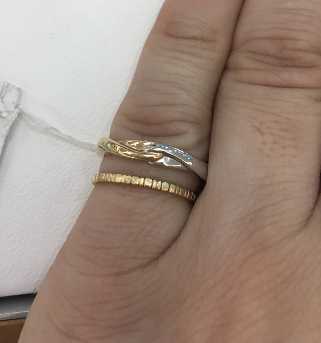 プラチナとピンクゴールドのデザインです