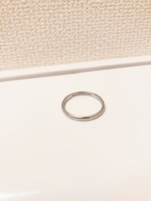 内側に結婚記念日とイニシャルが刻印してあります