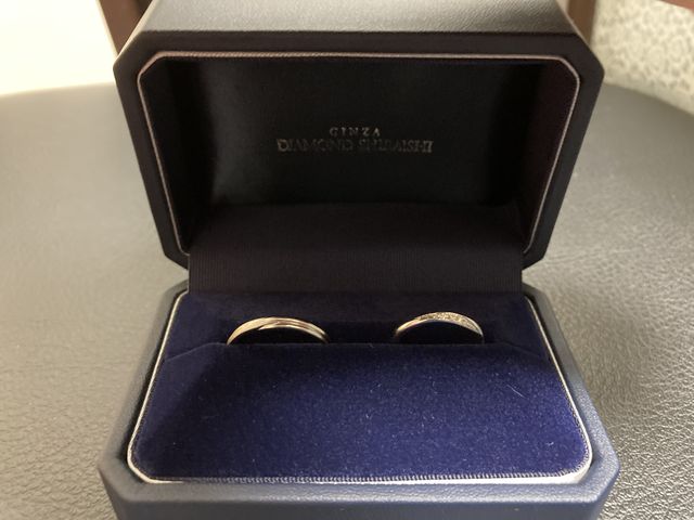 左は新郎、右は新婦の結婚指輪です。