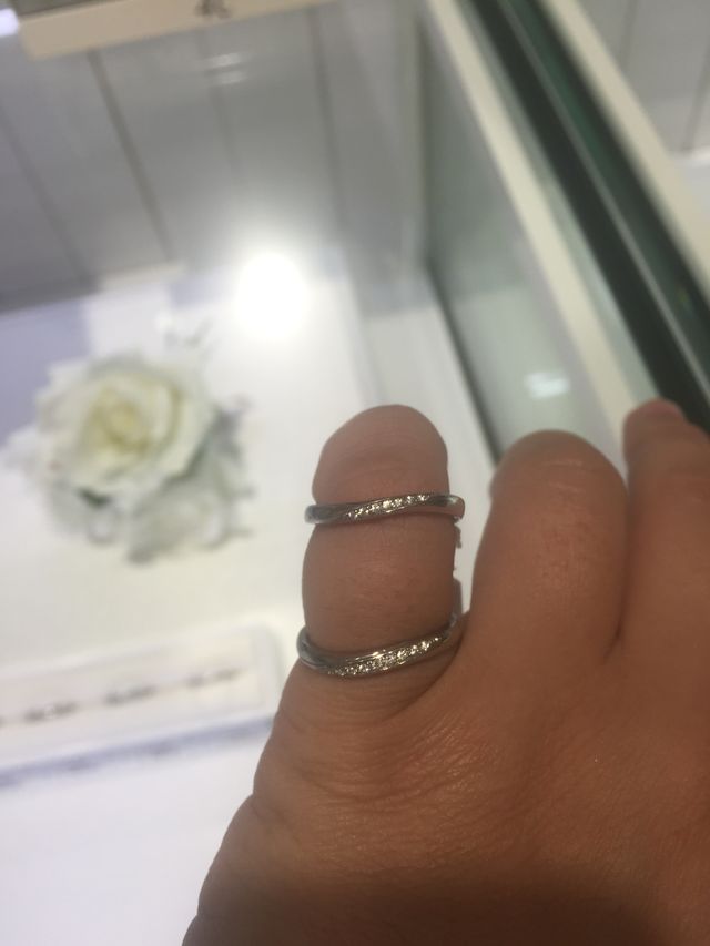 下の指輪です。
派手すぎない見た目が気に入りました