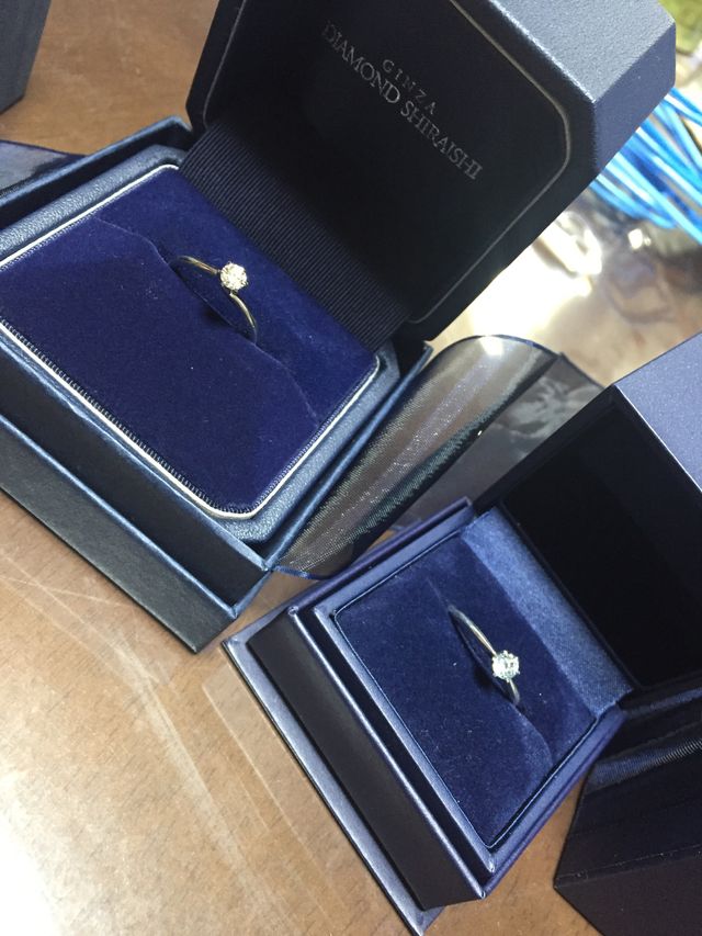 左が婚約指輪です。右は、プロポーズリングです。