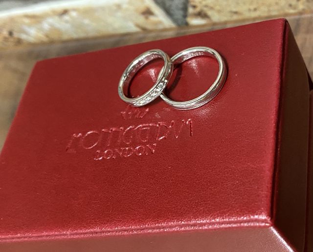 ボックスの上に乗せて指輪のみ自宅にて撮影したものです。