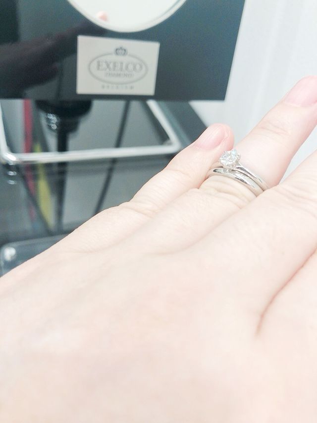 婚約指輪と結婚指輪の着用画像です
