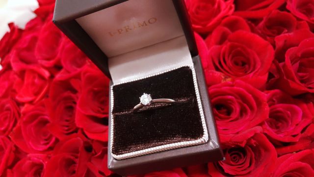 バラの花108本と婚約指輪