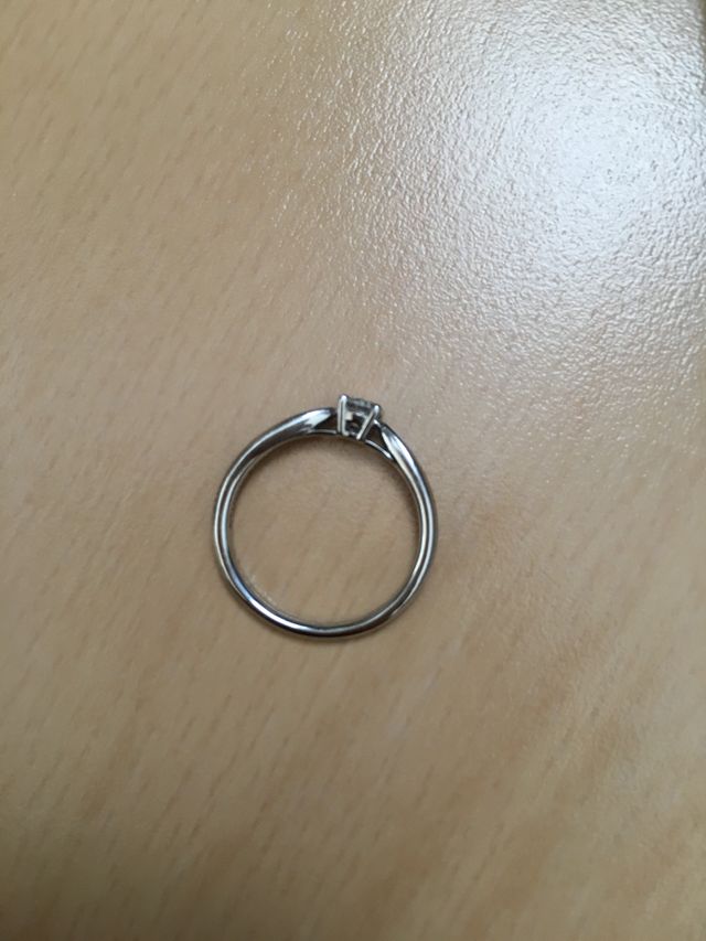 ダイヤモンドが包まれているようなデザインがお気に入りです。