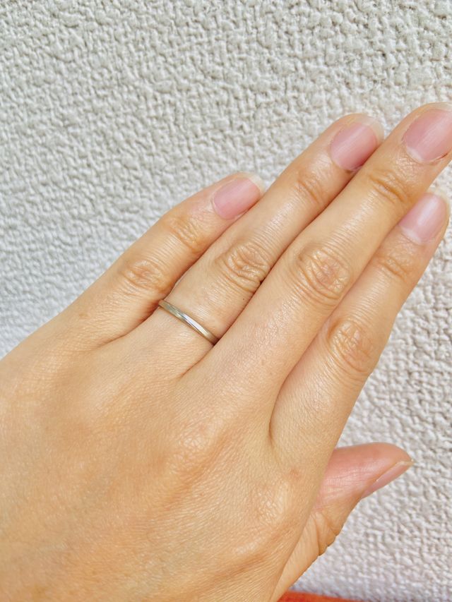 マットで細身のデザイン。斜めのカットでシンプル。