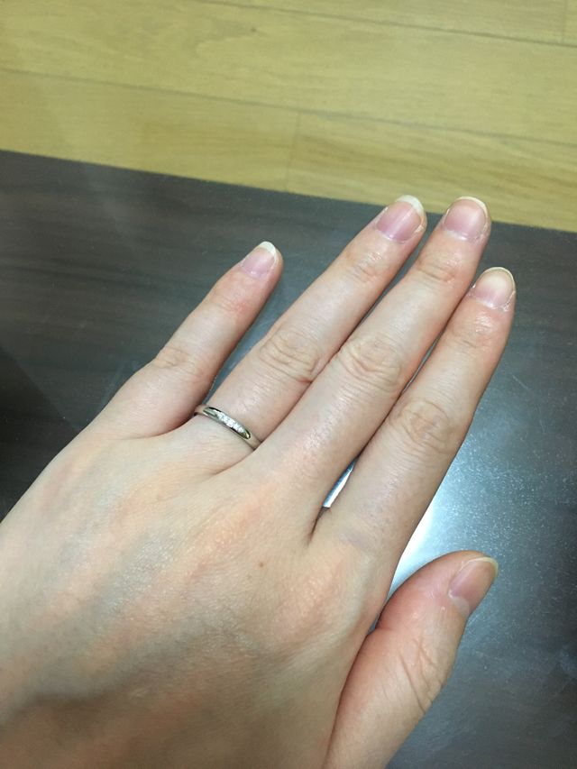 ダイヤモンド5つ、光が当たるとキラキラ輝いてキレイです！