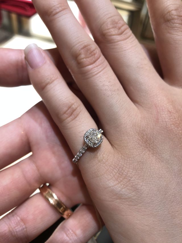 大きなダイヤが中心にあるタイプです。