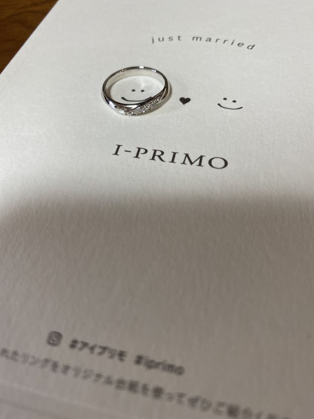 ゆるやかなカーブが入っていて、とても女性らしいデザイン。