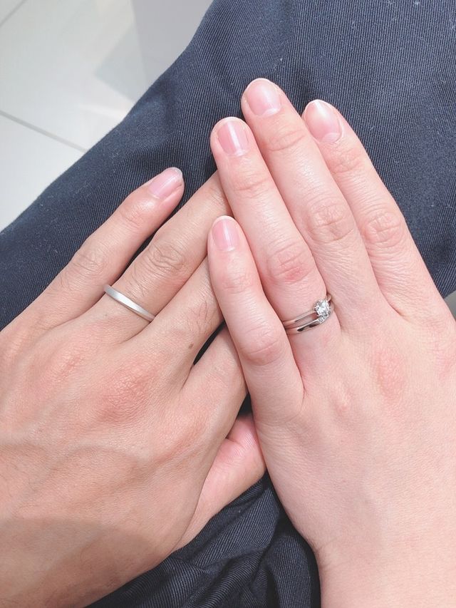 婚約指輪に合わせてストレートの結婚指輪を選びました。