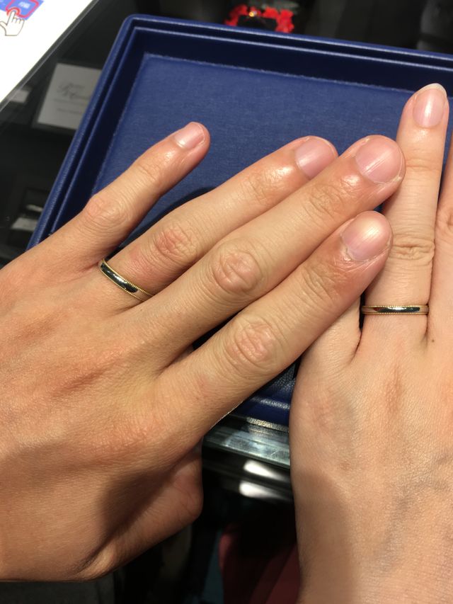 ミル打ちのデザインとプラチナとゴールドのコンビネーションです