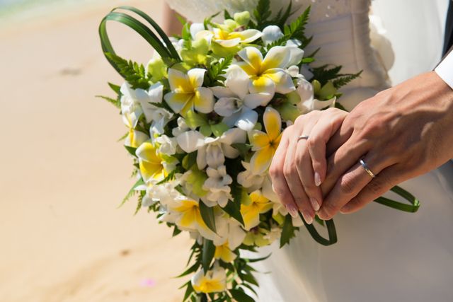 婚約指輪とも重ね付けOKなストレートデザイン