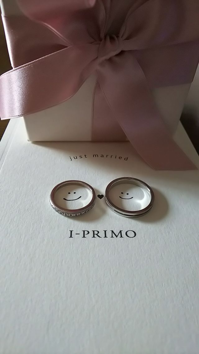 二人の結婚指輪です。シンプルなデザインが気に入っています。